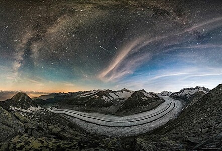 To take this panorama at the crack of dawn on top of the Aletsch-glacier (Switzerland), Lucas had programmed his alarm every two hours.