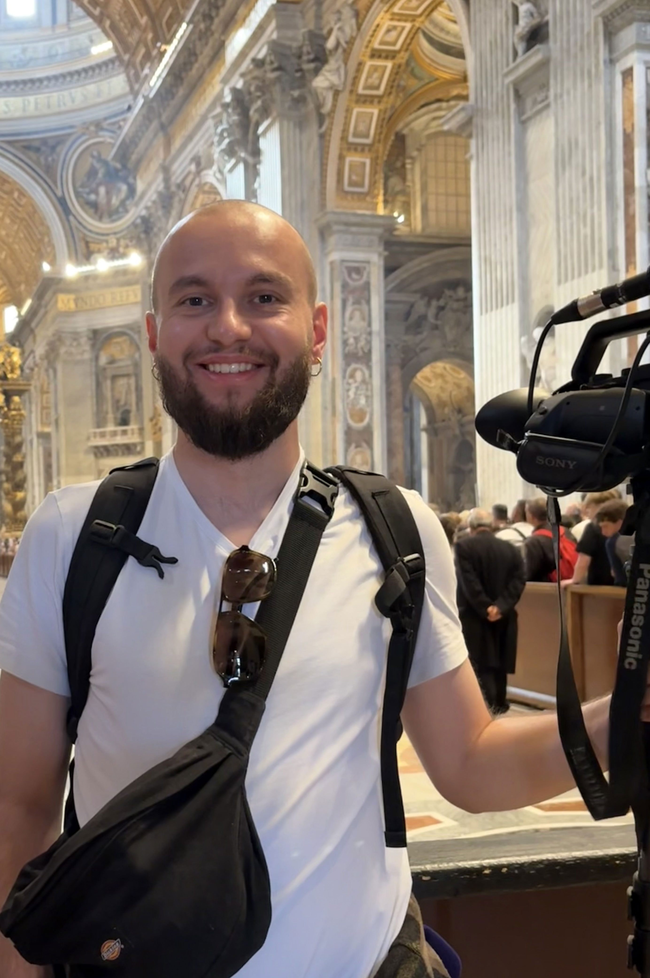 DR Guillaume Colleoni (“la photo a été prise dans la Basilique Saint-Pierre à Rome lorsque la dépouille du Pape François y était exposée.”)